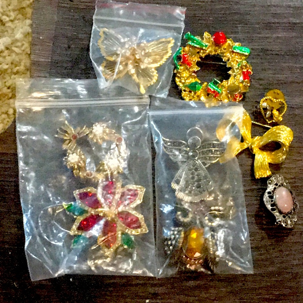 Several broach pins assorted